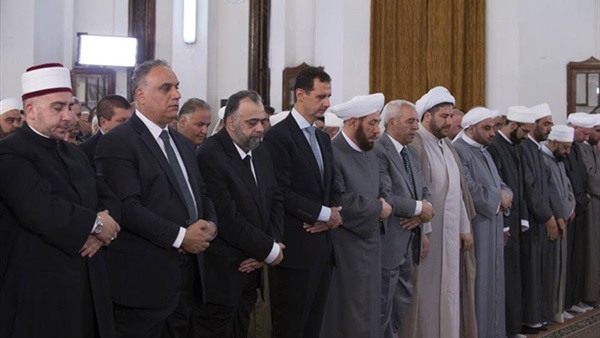 بالصور.. الرئيس الأسد يؤدي صلاة عيد الفطر في حمص