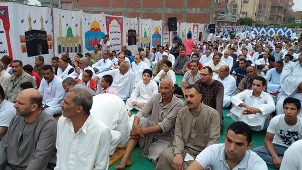 بالصور المئات من أبناء المنوفية يؤدون صلاة عيد الفطر