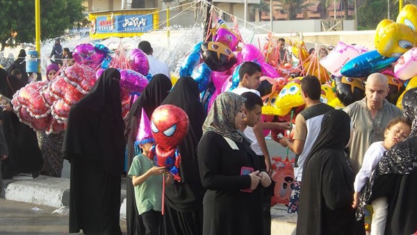 بالصور.. اقبال علي شراء العاب الاطفال فى اول ايام عيد الفطر ببورسعيد
