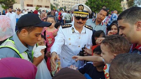 بالصور.. ضباط مرور بورسعيد يوزعون الحلوي علي الاطفال عقب صلاة العيد