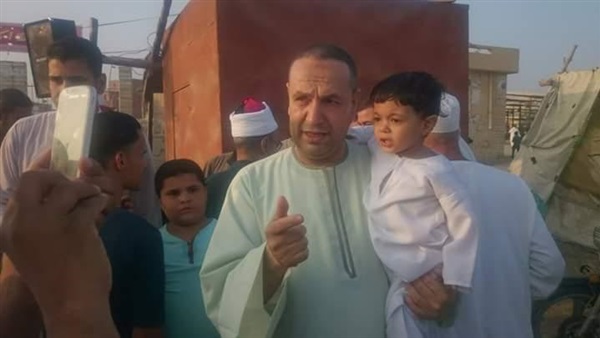 بالصور.. «أبو سمنة» يشارك أهالي طامية بالفيوم فرحتهم بالعيد 