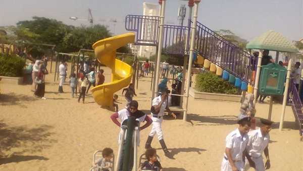 بالفيديو والصور.. الآباء يشاركون فرحة الأطفال بالعيد داخل حديقة الأزهر