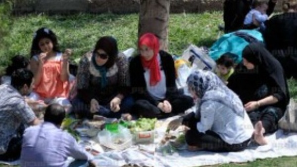 بالصور.. الأهالى يفترشون بـ«الفسيخ والرنجة» داخل حديقة الأزهر