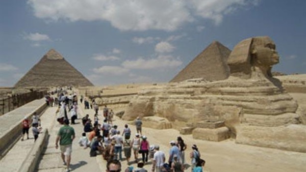 الآثار: 16 ألف زائر مصري وأجنبي يزورون الأهرامات بأول أيام العيد