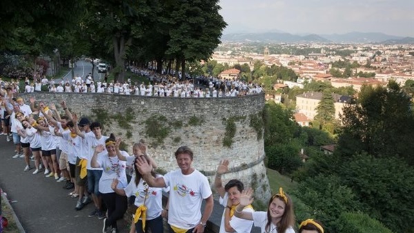 بالصور.. بلدة إيطالية تدعي تحقيق الرقم القياسي لأكبر عناق جماعي في العالم