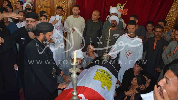  بالفيديو والصور.. محافظ المنيا يعُزي أسرة شهيد انفجار العريش