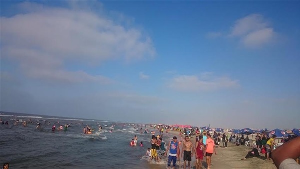 بالصور.. زحام شديد من قبل المواطنين علي شواطئ بلطيم بكفر الشيخ 