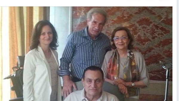 «آسف ياريس» ينشر صورة جديدة لمبارك مع  أفراد عائلة «سوزان»  