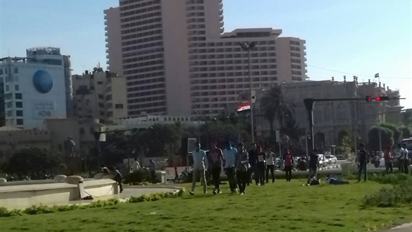 بالصور.. تزايد أعداد المواطنين على الحديقة المرافقة لميدان التحرير 