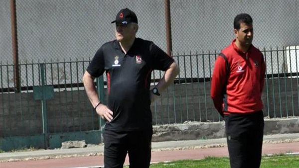 عبدالوهاب يؤازر لاعبي الأهلي فى المران