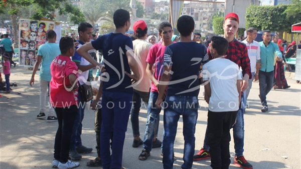 100 صورة ترصد احتفالات المصريين بـ«عيد الفطر».. ألفاظ خارجة أمام دار القضاء العالى.. مشاجرات بحديقة الأزهر بسبب «المعاكسات».. وانتشار لعناصر الشرطة النسائية أعلى كوبري قصر النيل لتأمين الفتيات