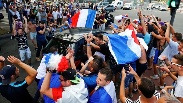 الفرنسيون يحتفلون في شوارع باريس بعد التأهل لنهائي اليورو 2016