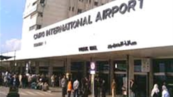 حقيبة مجهولة تثير الذعر أمام صالة السفر بمطار القاهرة