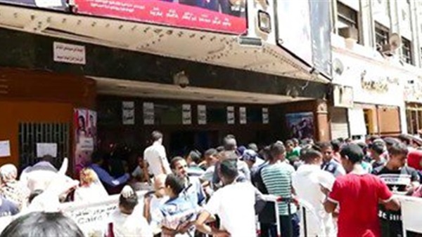 إقبال كبير على دور العرض السينمائية بمنطقة وسط البلد فى ثالث أيام العيد