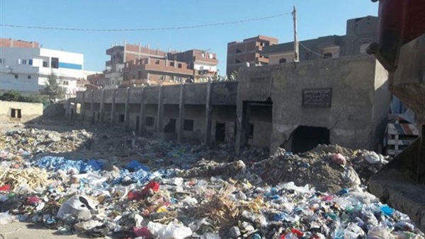 بالصور.. محيط مدرسة بالإسكندرية يتحول لإسطبل حيوانات