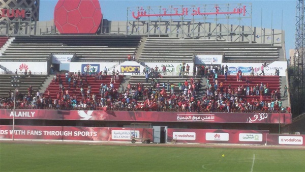 الجماهير تؤازر لاعبي الأهلي فى المران الأخير قبل الديربي