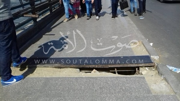 بالصور.. فجوة كبيرة تثير الرعب أعلى كوبري قصر النيل