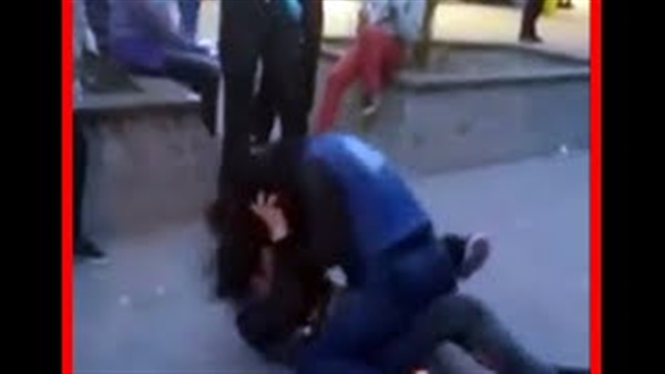 بالفيديو..مشاجرة بين فتاتين تتحول لمشاجرة جماعية..والشرطة تفشل في السيطرة