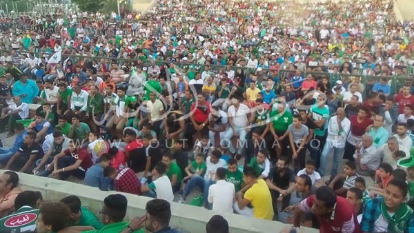 بالصور.. آلاف البورسعيدية يتابعون مباراة المصري والمحلة
