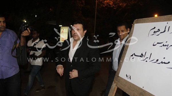 بالصور.. وصول هانى شاكر وزوجته لعزاء والد «أمال ماهر» 