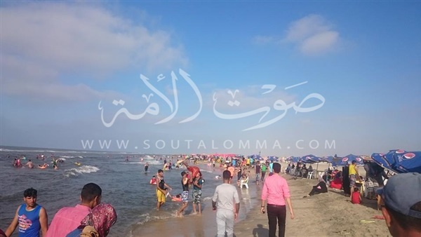 بالصور..توافد الآلاف علي شواطئ مصيف بلطيم بكفرالشيخ  