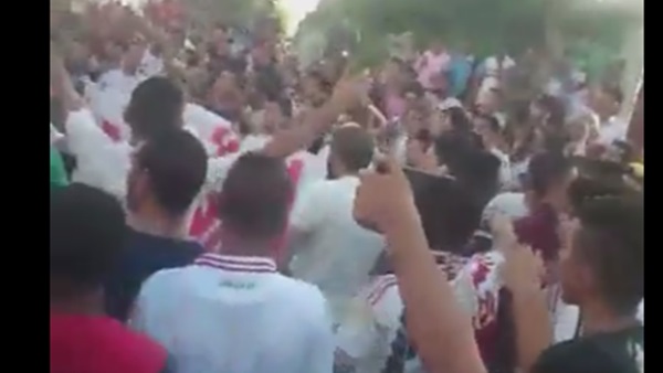 بالفيديو..الجماهير تحاصر فندق الزمالك قبل مواجهة القمة