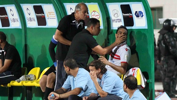 بالصور.. كهربا يشتبك مع الجهاز الفني