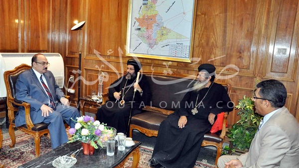بالصور.. محافظ القليوبية يستقبل وفدا من كنائس الخصوص وكفر شكر