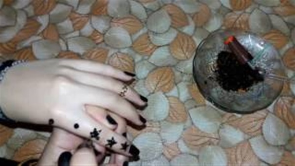بالفيديو..اسهل طريقة لرسم تاتو الحنة بالمنزل 