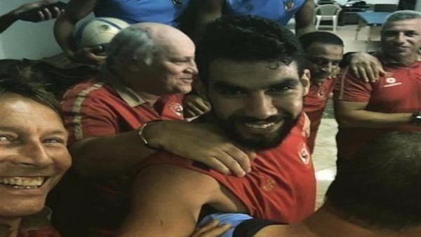 صورة.. لاعبو الأهلي يحتلفون بعيد ميلاد شريف إكرامي