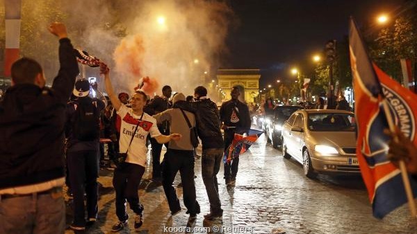 اشتباكات بين الشرطة ومثيري الشغب أمام برج إيفل