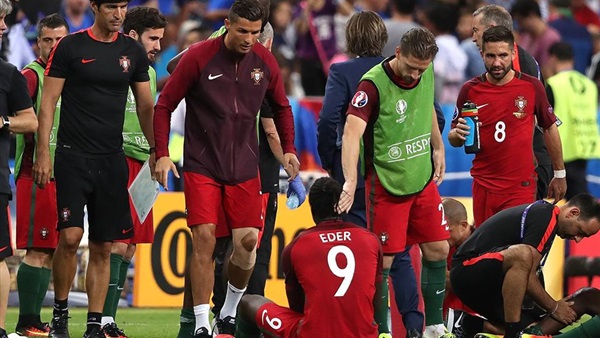 بالصور.. رونالدو يساند نجوم البرتغال أمام فرنسا رغم الإصابة
