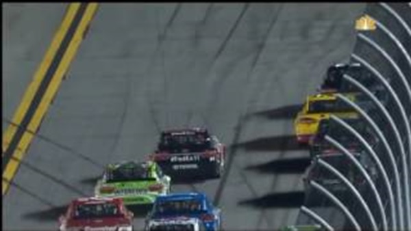 بالفيديو..تصادم 22 سيارة في حلبة سباق «دايتونا» الأمريكية