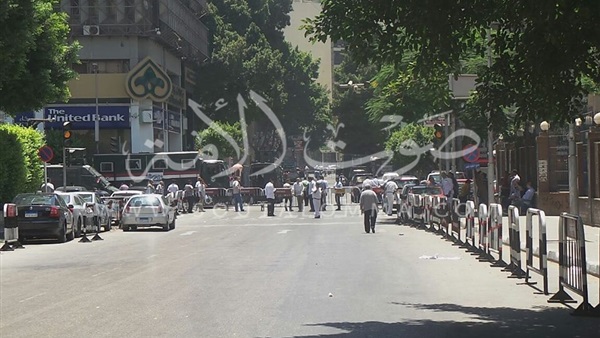 بالصور ..الأمن يغلق شارع عبدالخالق ثروت 