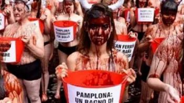 بالصورة..عراة ملطخون بالدماء  في إسبانيا تنديدا بتعذيب الثيران
