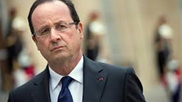 «أولاند» يستقبل منتخب الديوك وسط تواجد المشجعين أمام الاليزيه