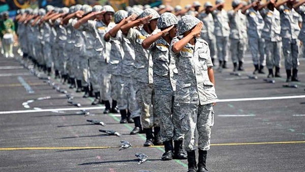 الطلاب بمعهد ضباط الصف يستعرضون القتال أمام «السيسى»