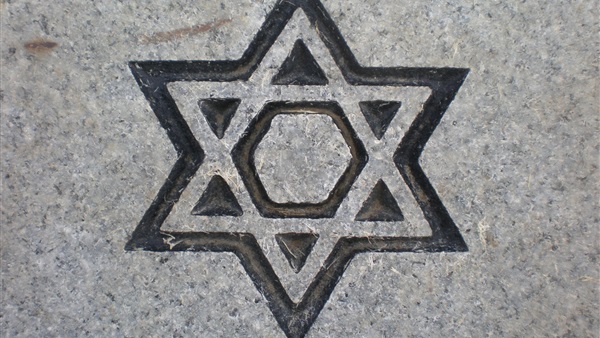 بعد غزوها للأسواق المصرية.. ملابس «نجمة داوود» تشعل غضب المواطنين.. خبير اقتصادى: المستوردين السبب في تواجد المنتجات الإسرائيلية.. ورئيس «منتجي الملابس الجاهزة»: لا مانع من إرتدائها