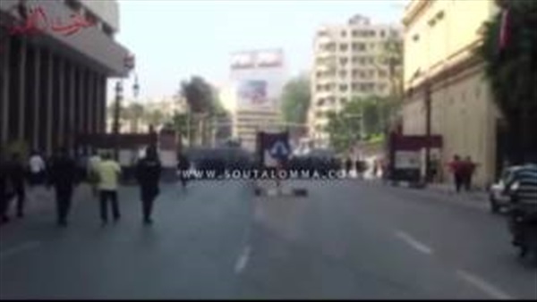 بالفيديو.. لحظة غلق الأمن لميدان التحرير 