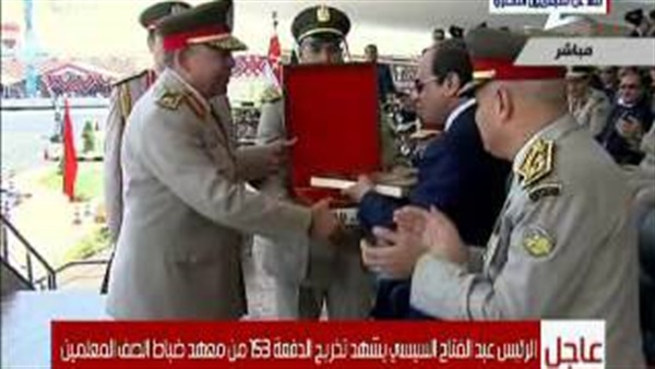 بالفيديو.. السيسي يداعب طنطاوي ومدير معهد ضباط الصف