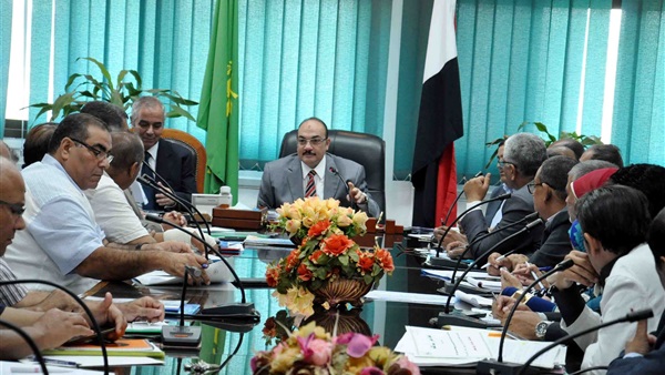 محافظ القليوبية يعقد اجتماعا لوضع خطة تنفيذ مبادرة النظافة