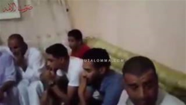 بالفيديو.. فتاة تضرب 3 شباب بـ«الحذاء»فى جلسة عرفية بكفر الشيخ