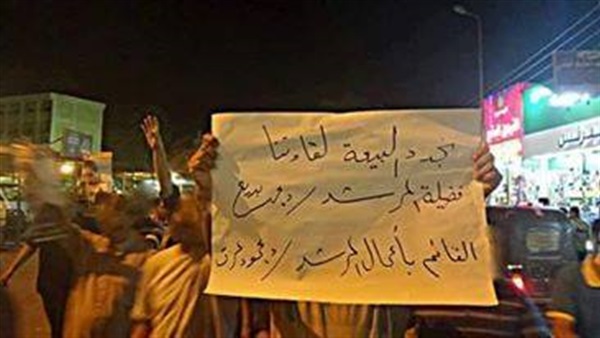 بالصور..«الإرهابية» باعت «مرسى».. مظاهرات بالشرقية تدعم «محمود عزت» فى حربة ضد شباب الإخوان.. مطالبات بتجديد البيعة له.. لافتات معارضة لأفكار الأعضاء الحاليين.. ومساعى بالخضوع لفكرة الانتخابات الشاملة