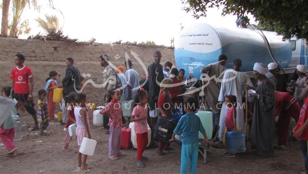 بالصور .. منذ أربعة سنوات .. إنقطاع المياه 5 أشهر متواصلة سنويا بقرية العليقات .. يلجأون للمياه الجوفية كبديل .. ومسئولو قنا فى غيبوبة