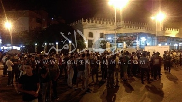 بالفيديو والصور.. اشتباكات عنيفة بين الـ«جرين ايجلز» وقوات الأمن ببورسعيد.. احتشاد الجماهير البورسعيدية لمؤازرة «العميد» اعترضا على حبسه.. غلق الشوارع المؤدية للمديرية.. والشرطة تطلق قنابل الغاز 