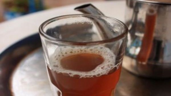 ما هو سبب الرغوة البيضاء التي نراها أحياناً في أكواب الشاي