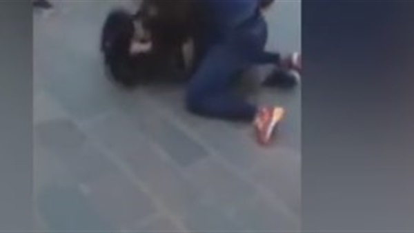 بالفيديو..مشاجرة بين فتاتين تتحول لمشاجرة جماعية والشرطة تفشل في السيطرة