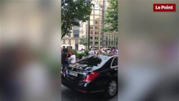 بالفيديو.. سائقو أمير سعودى يحتجون فى باريس مطالبة بحقوقهم