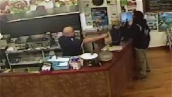 بالفيديو.. هكذا تجاهل بائع كباب مصرى فى نيوزيلندا لصا مسلحا