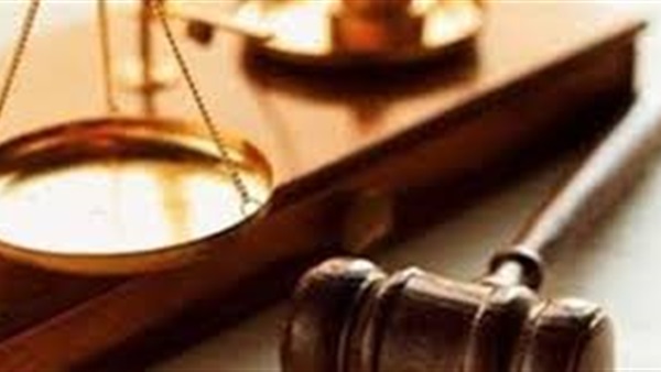 ضابط شرطة يدهس شخصين بسيارته في الخليفة
